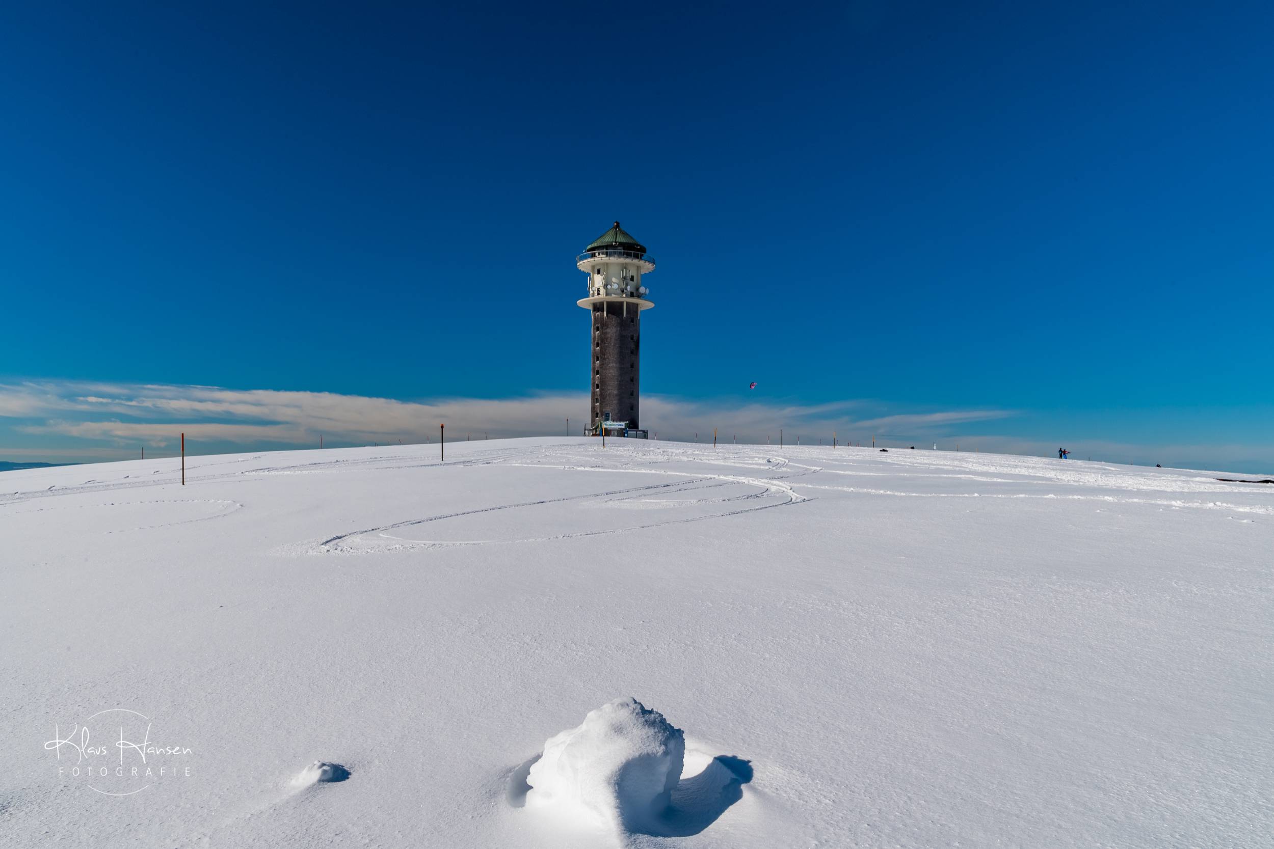 Turm steht auf dem verschneiten Feldberg