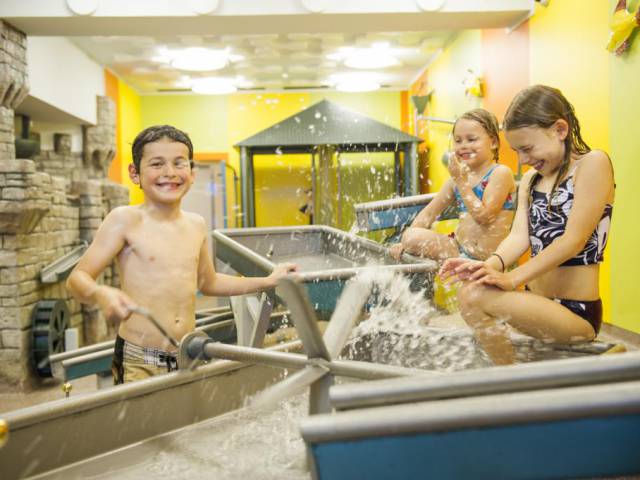 Kinder am Wasserspielplatz im Feldberger Hof