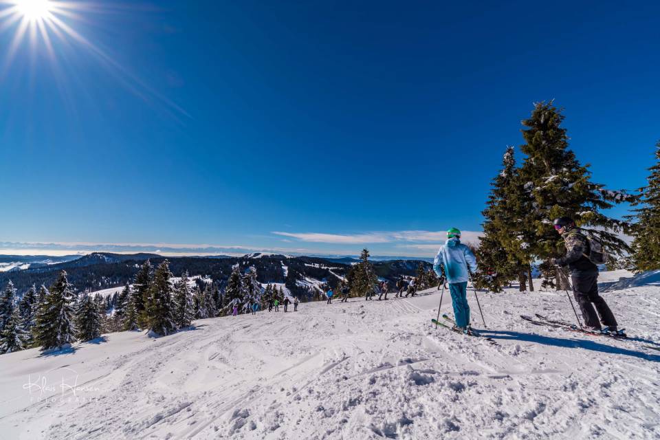 Skifahrer auf dem Berg mit Blick auf das Land