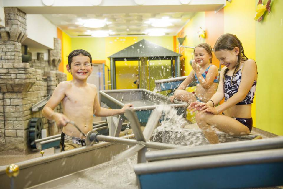 Kinder am Wasserspielplatz im Feldberger Hof