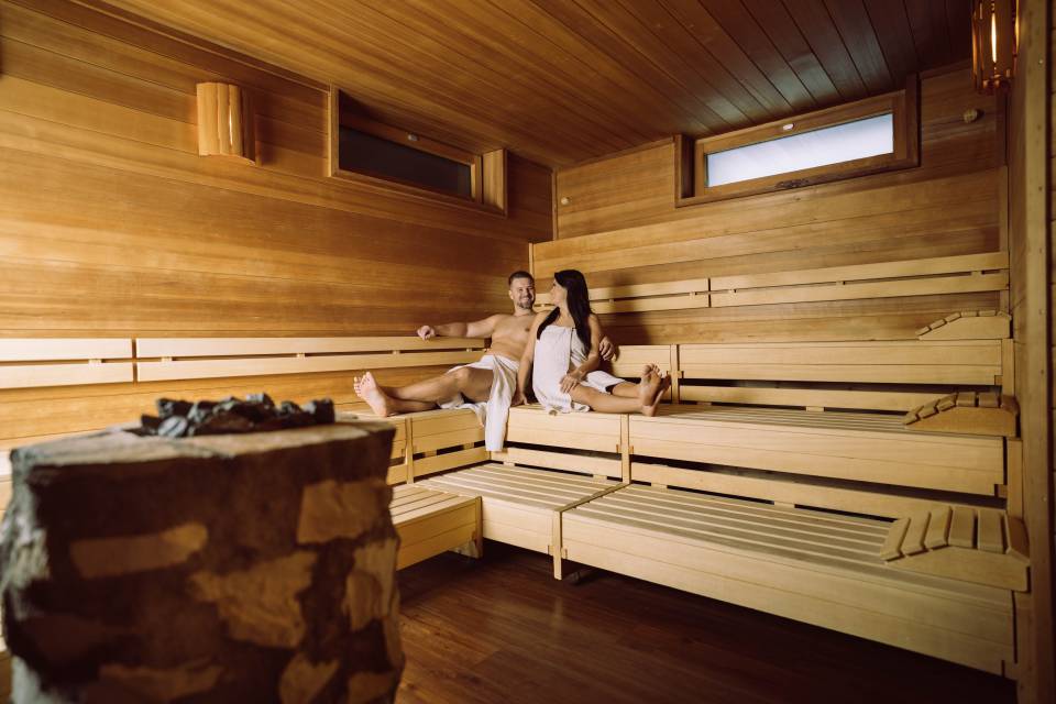 Ein Paar sitzt entspannt in der Sauna