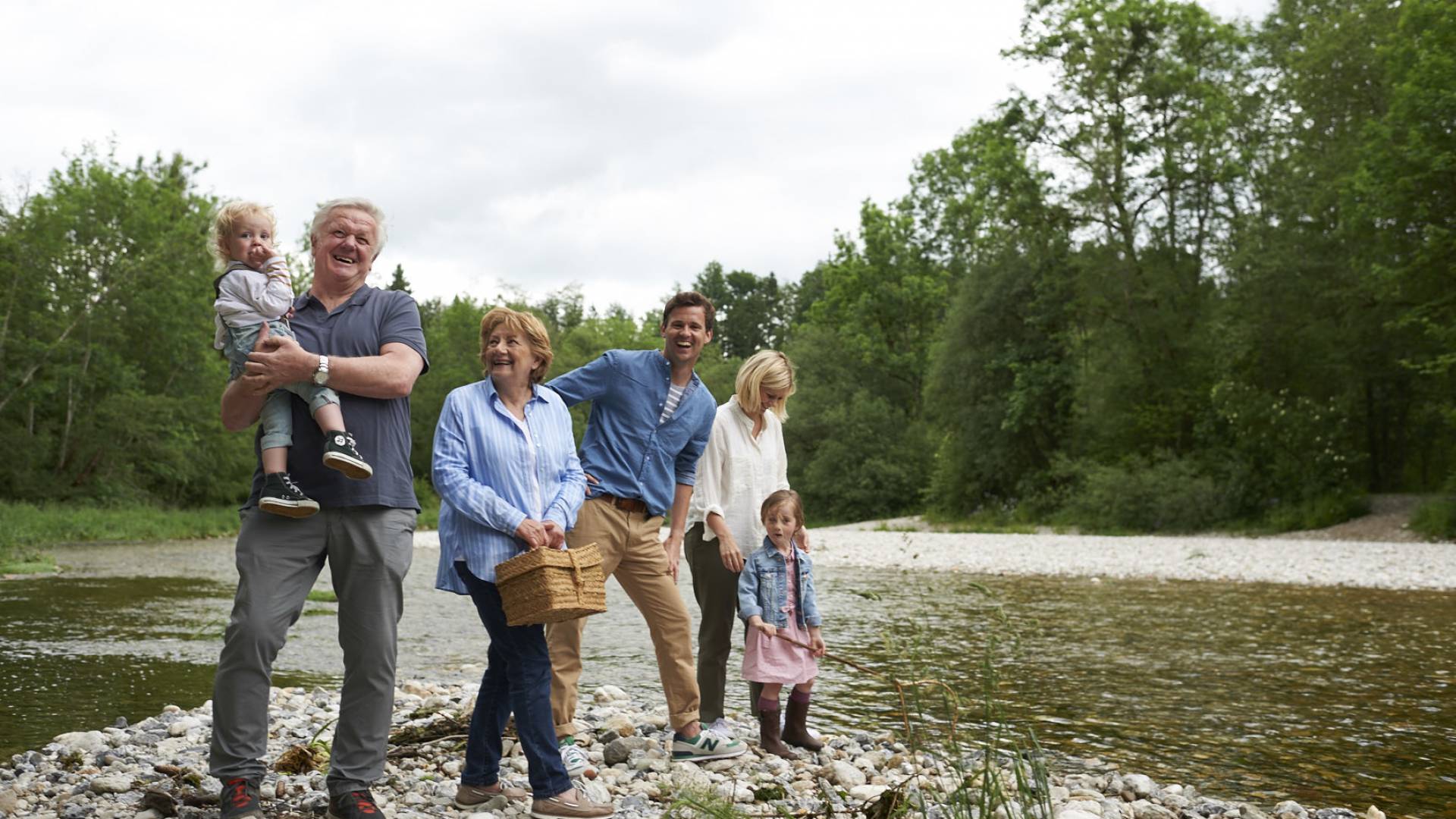 Familie mit Oma und Opa am Fluss