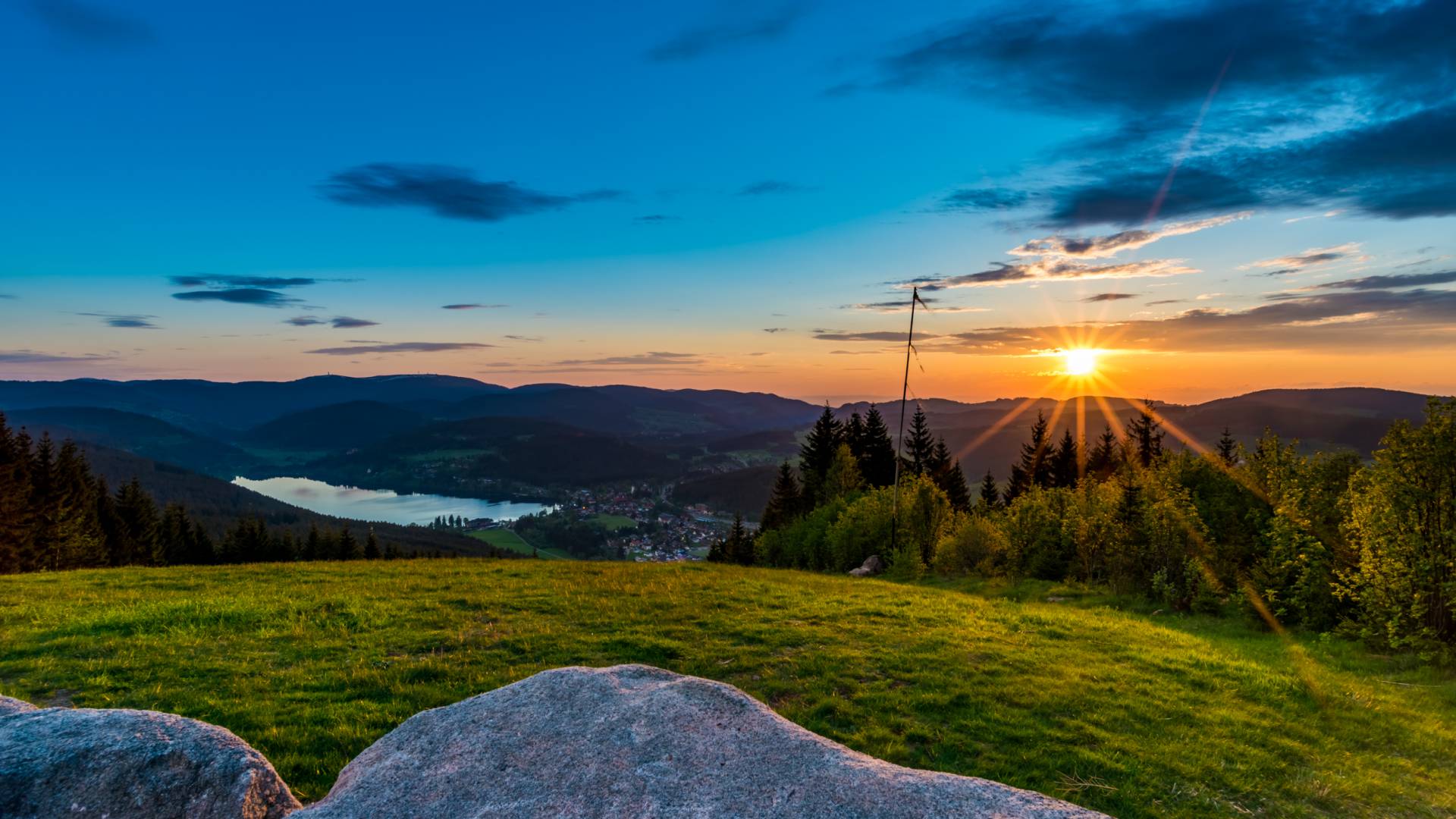 Aussicht vom Feldberg in das Tal bei Sonnenuntergang