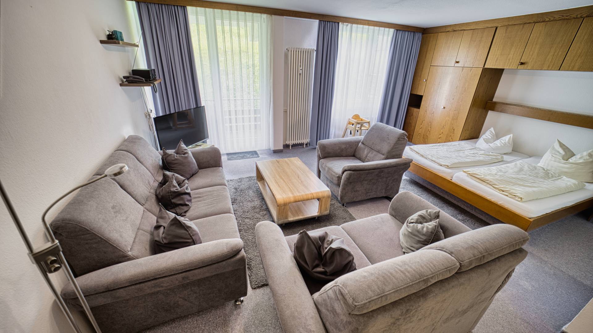Innenansicht Doppelzimmer mit Couch und Balkon