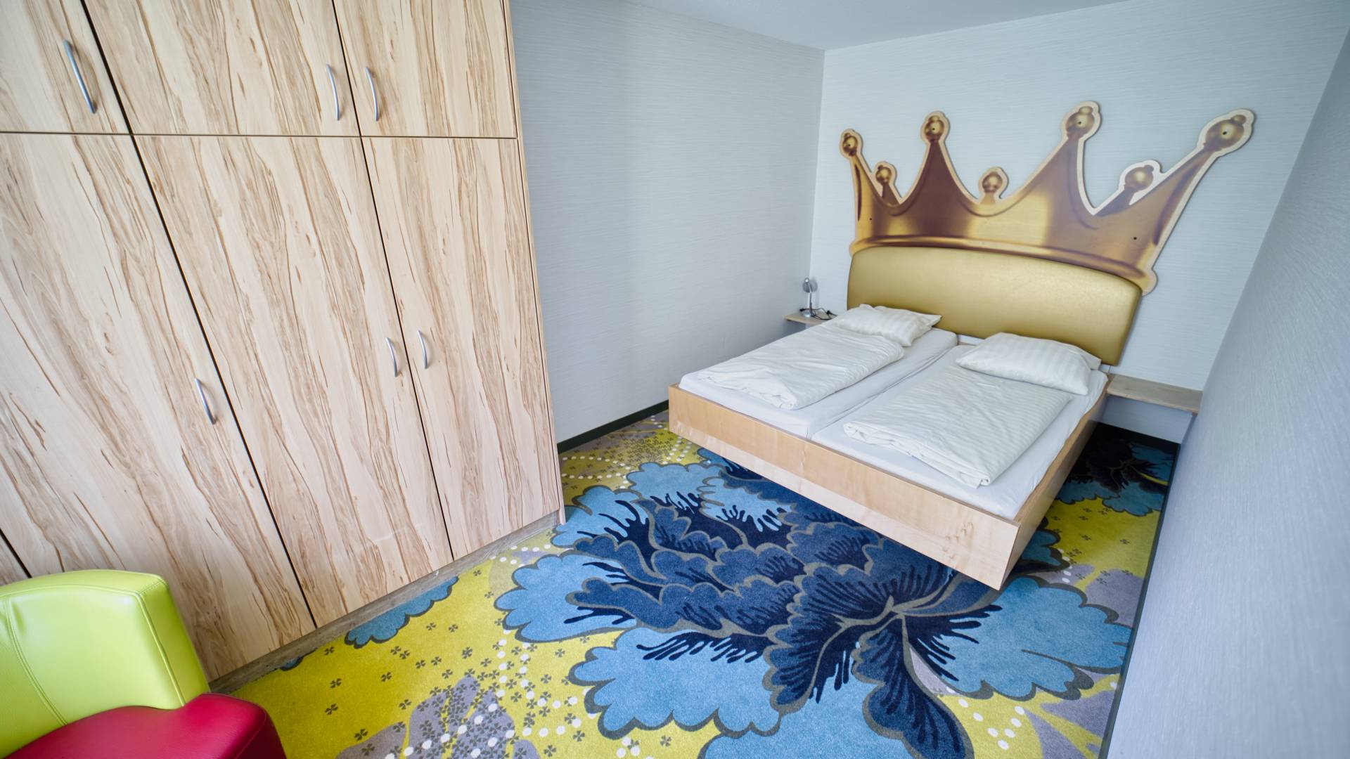 Doppelzimmer mit Schrank und Sofa