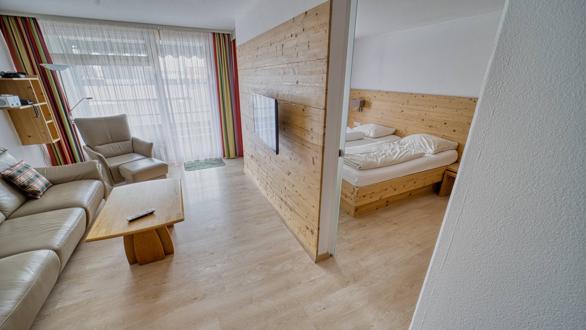 Innenansicht Familienzimmer mit getrenntem Schlafzimmer
