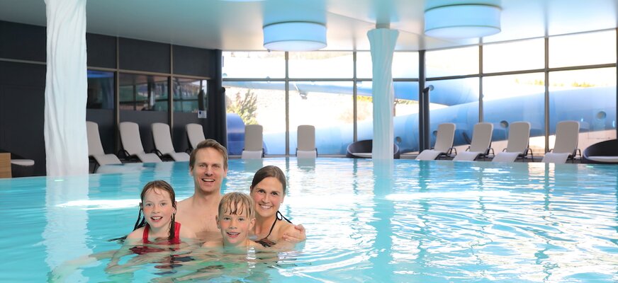 Familie im Hallenbad im Partnerhotel Feldberger Hof