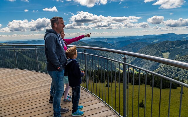Familie auf der Aussichtsplattform am Feldberg