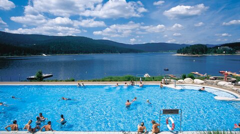 Becken und See beim Aqua Fun im Schluchsee