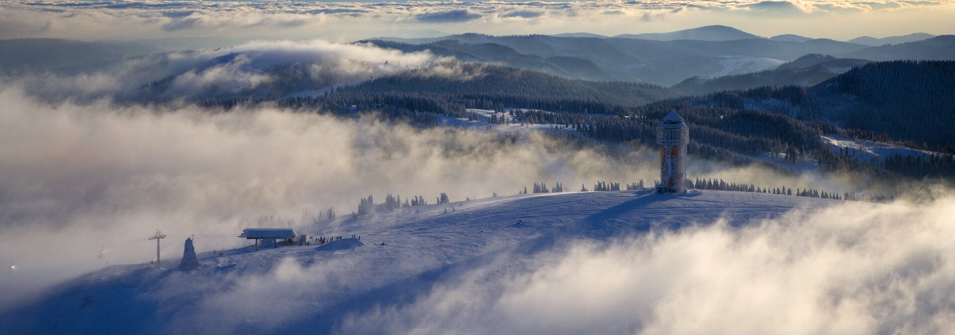 Winterlich verschneiter Feldberg im Sonnenschein